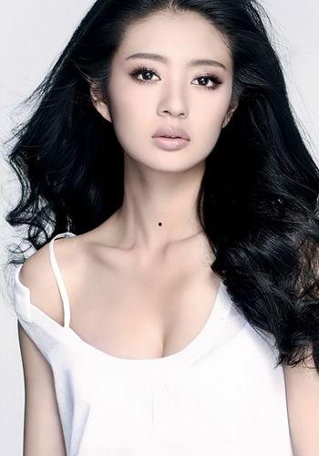 明星安以轩个人资料,璀璨星途与慈善情怀的交织人生