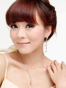 一路向西演员莫绮雯,演绎西部风情，绽放青春光芒